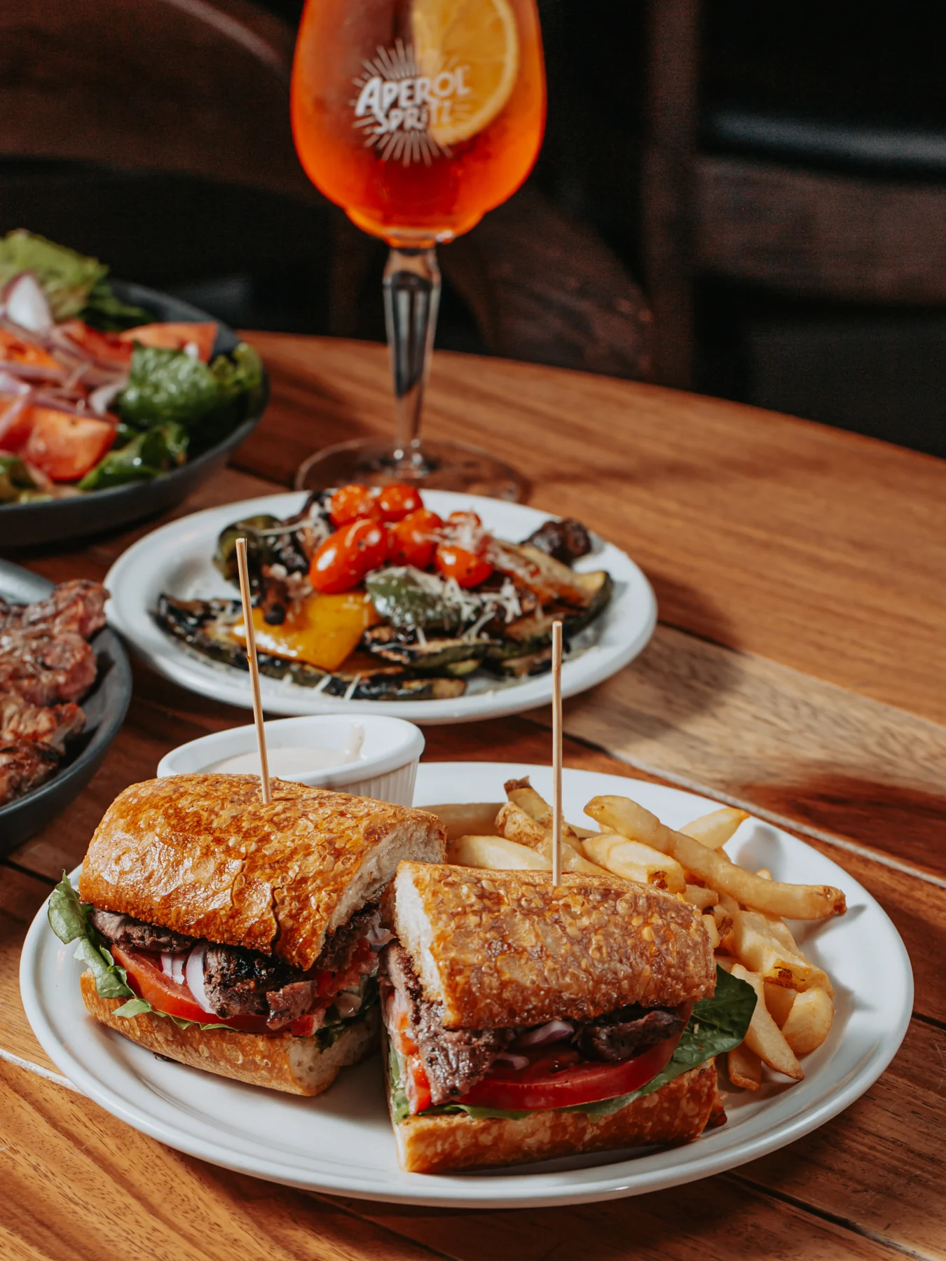 Pepito, papas a la francesa y Aperol Spritz en Fuego Asador