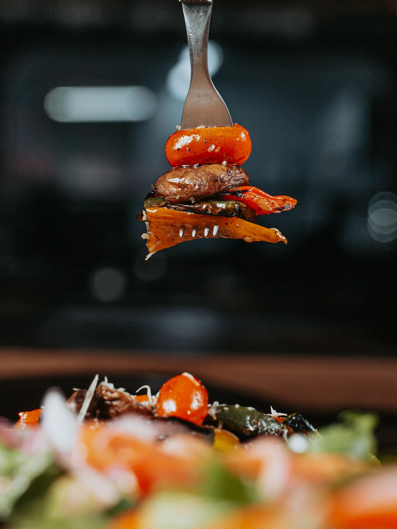 Bocado de vegetales asados en un tenedor