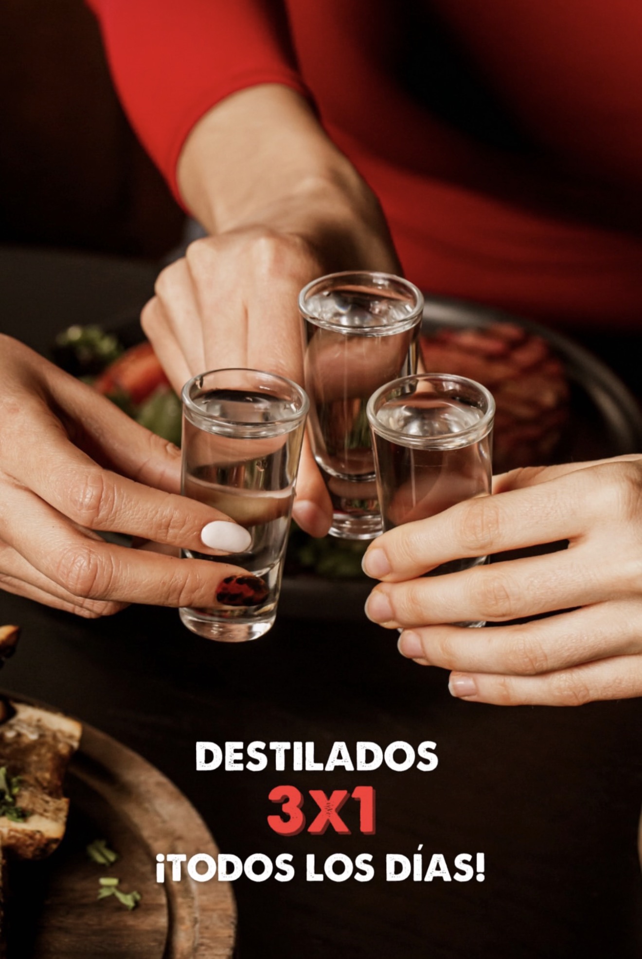 Tres personas brindando con destilados